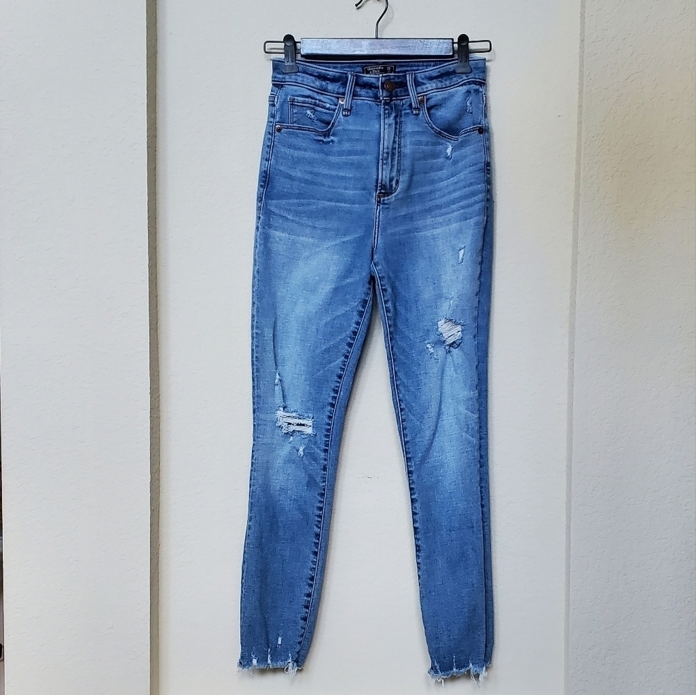 Abercrombie & Fitch Distressed Skinny Jeans. Size 2
